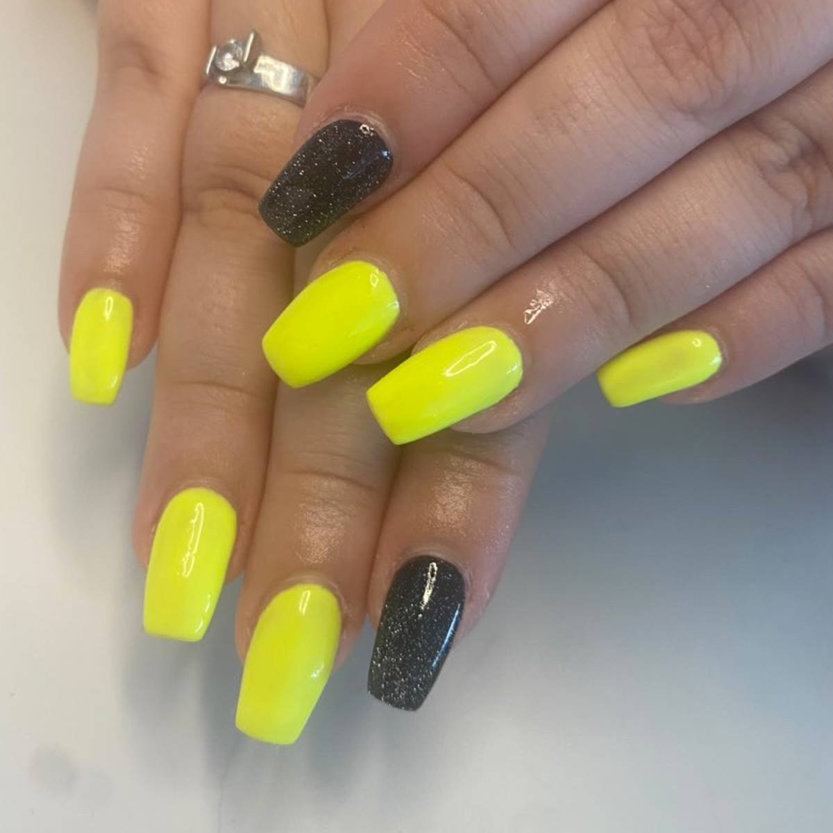 Vernis Semi-Permanent Jaune Fluo