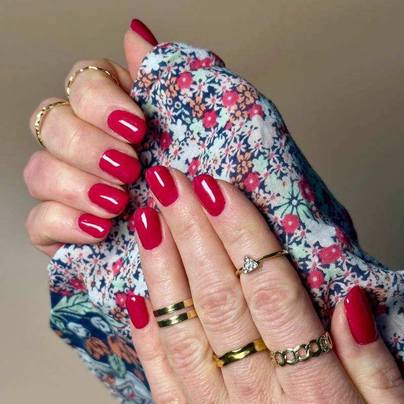 Vernis semi-permanent hema free Rouge Carmin