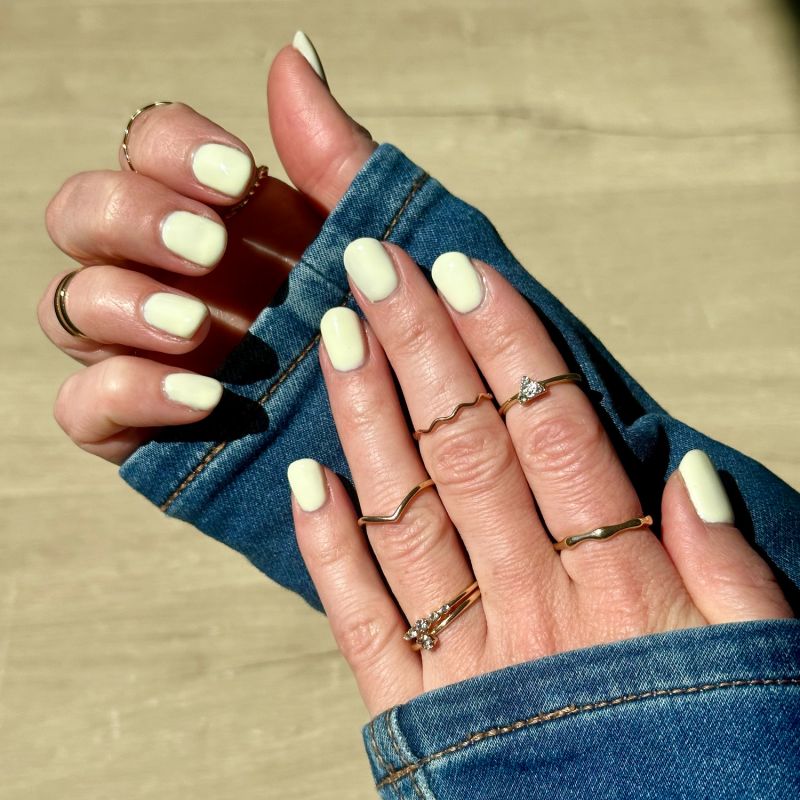 Vernis semi-permanent hema free Jaune Pastel