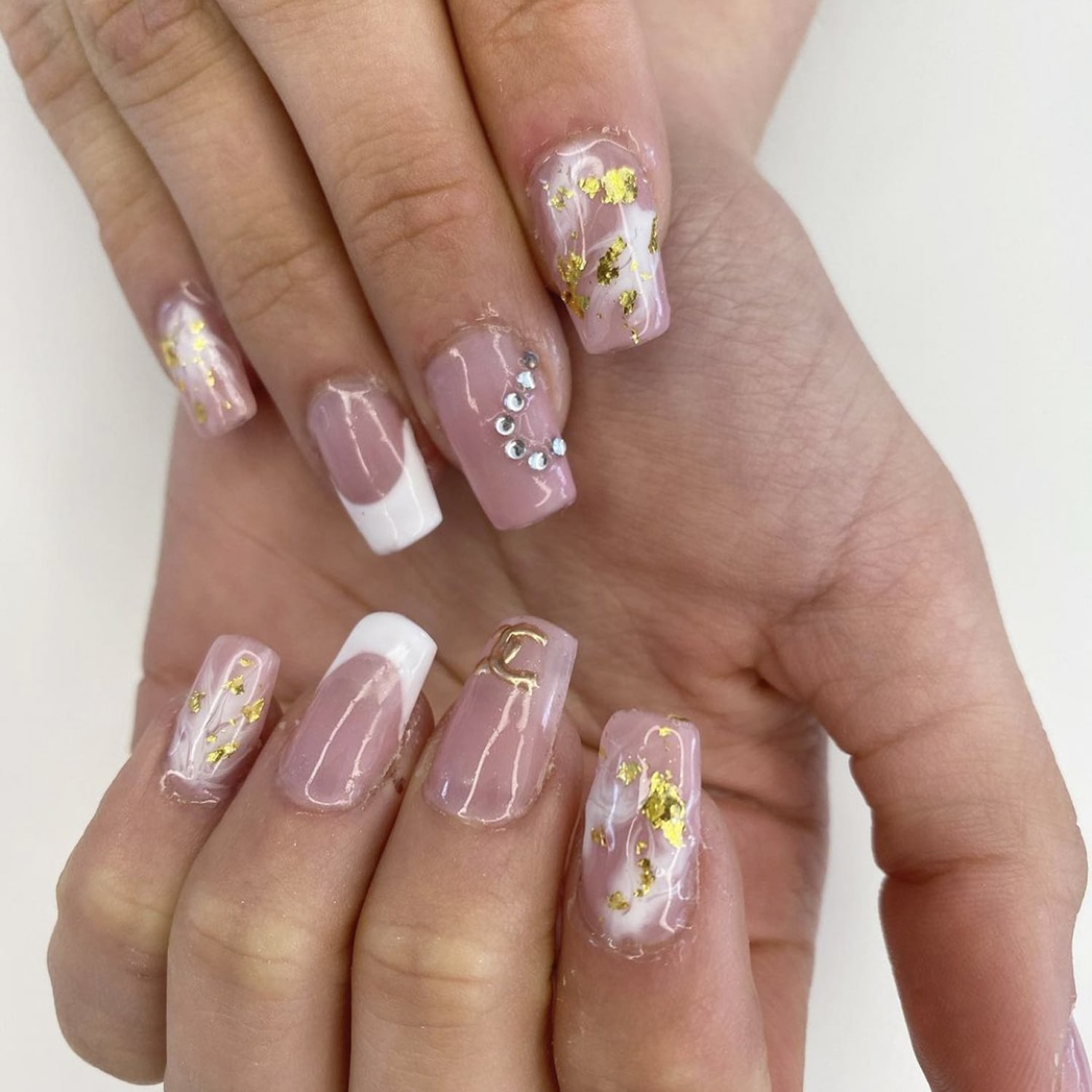 ongles avec incrustation feuille d'or