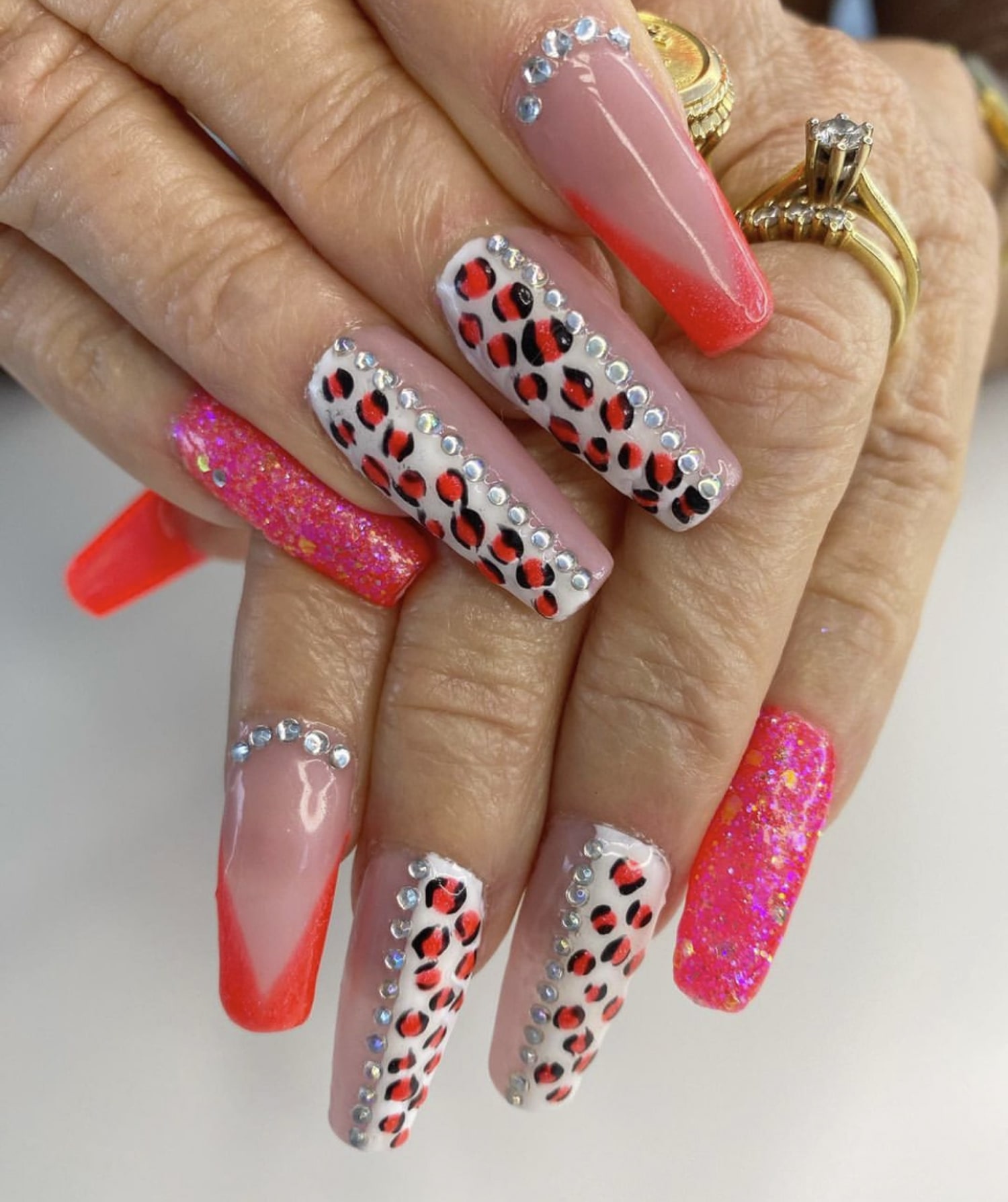 nail art avec strass et léopard