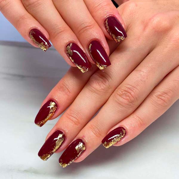 Ongles en gel bordeaux