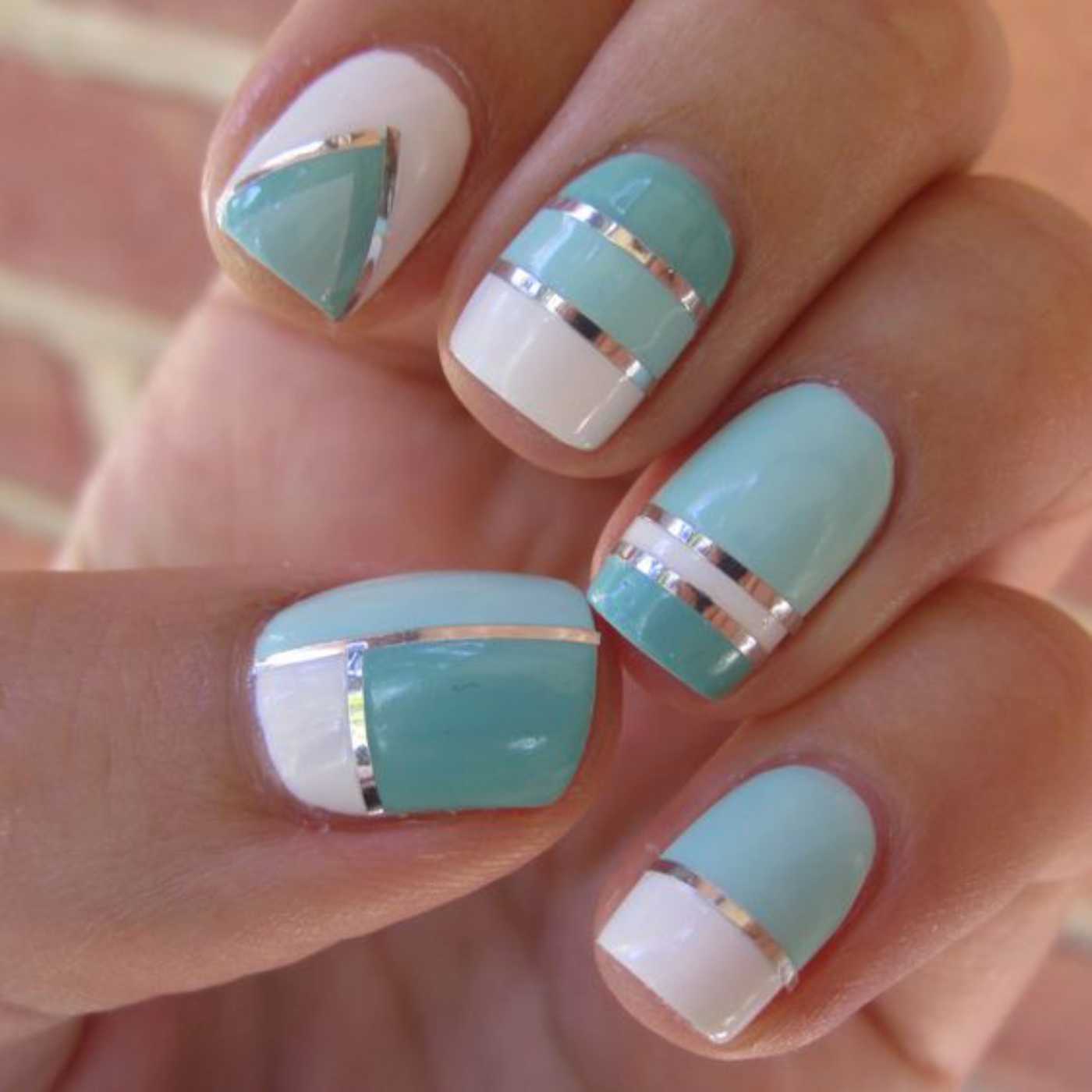 Tutoriel striping tape - Comment s'utilise le stripping tape pour le Nail Art ?